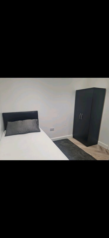 Room Elderberry Way in Greater London