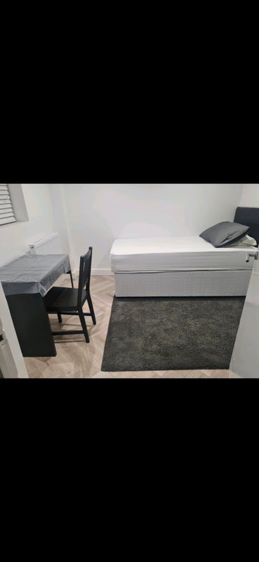 Room Elderberry Way in Greater London