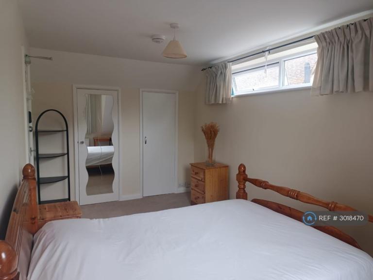 Room Christchurch Road in Borough of Runnymede