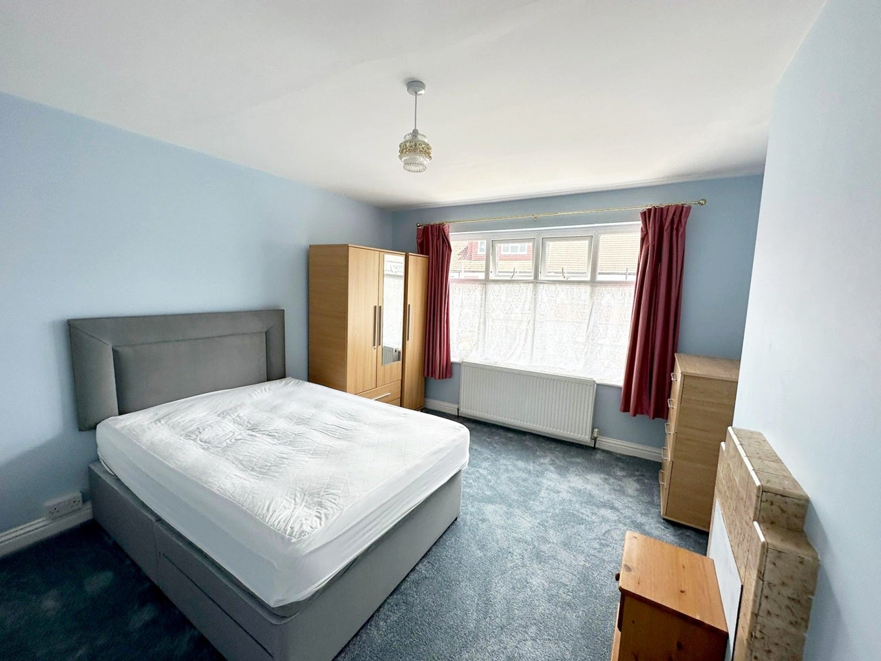 Room Dovercourt Avenue in Greater London