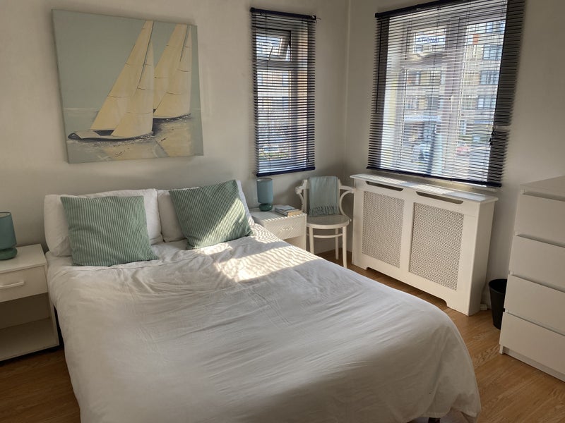 Room Empire Way in Greater London