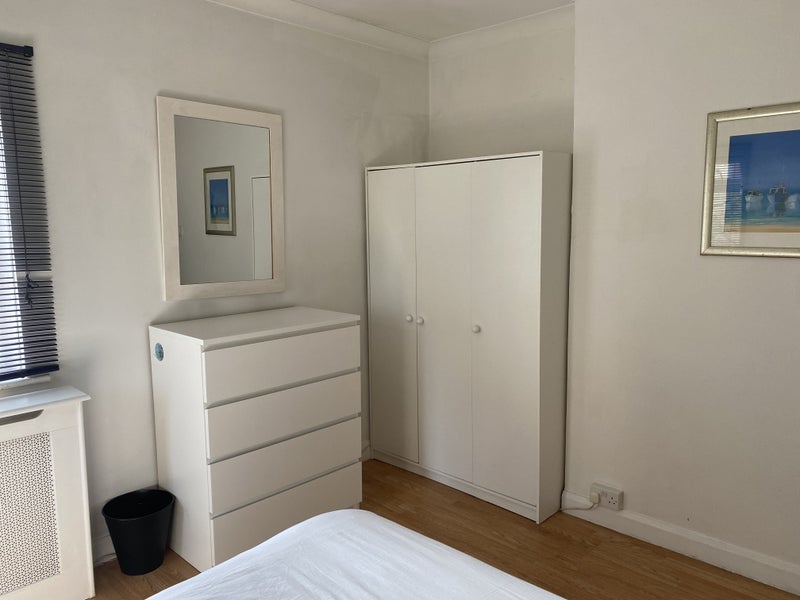 Room Empire Way in Greater London
