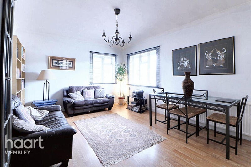 Room Empire Way in Greater London