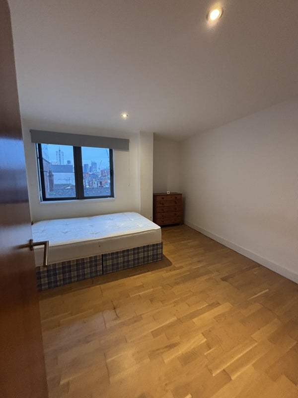 Room Oldham Road in Manchester