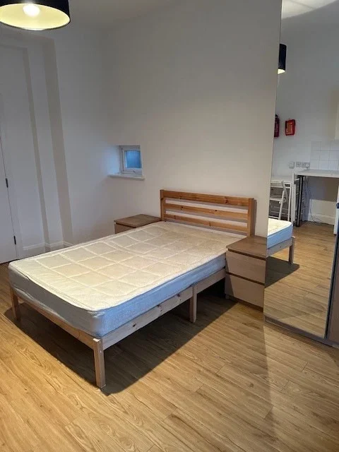 Flat Ambrose Avenue in Greater London