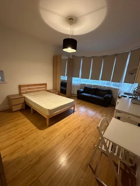 Flat Ambrose Avenue in Greater London