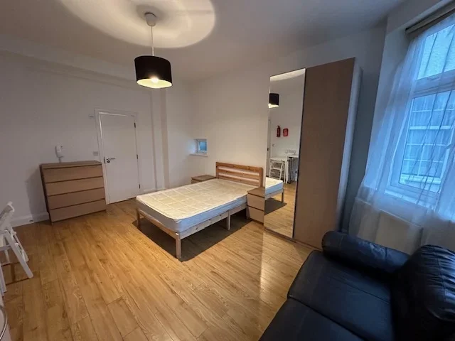 Flat Ambrose Avenue in Greater London