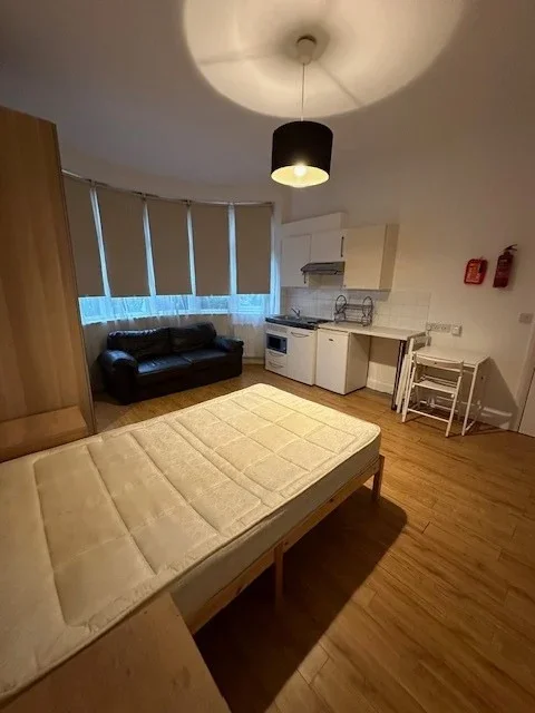 Flat Ambrose Avenue in Greater London
