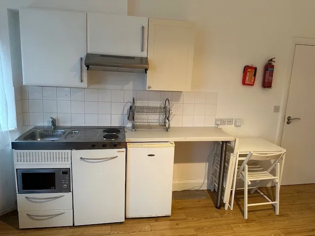 Flat Ambrose Avenue in Greater London
