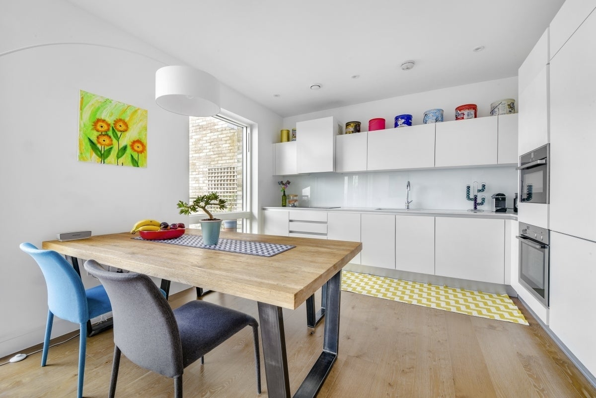 Flat Saundby Lane in Greater London