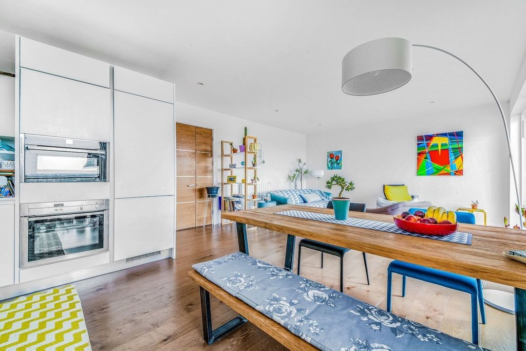 Flat Saundby Lane in Greater London
