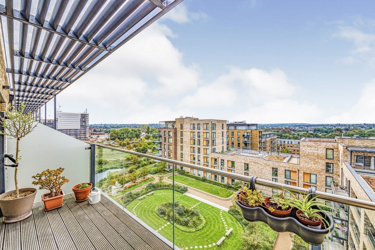 Flat Saundby Lane in Greater London