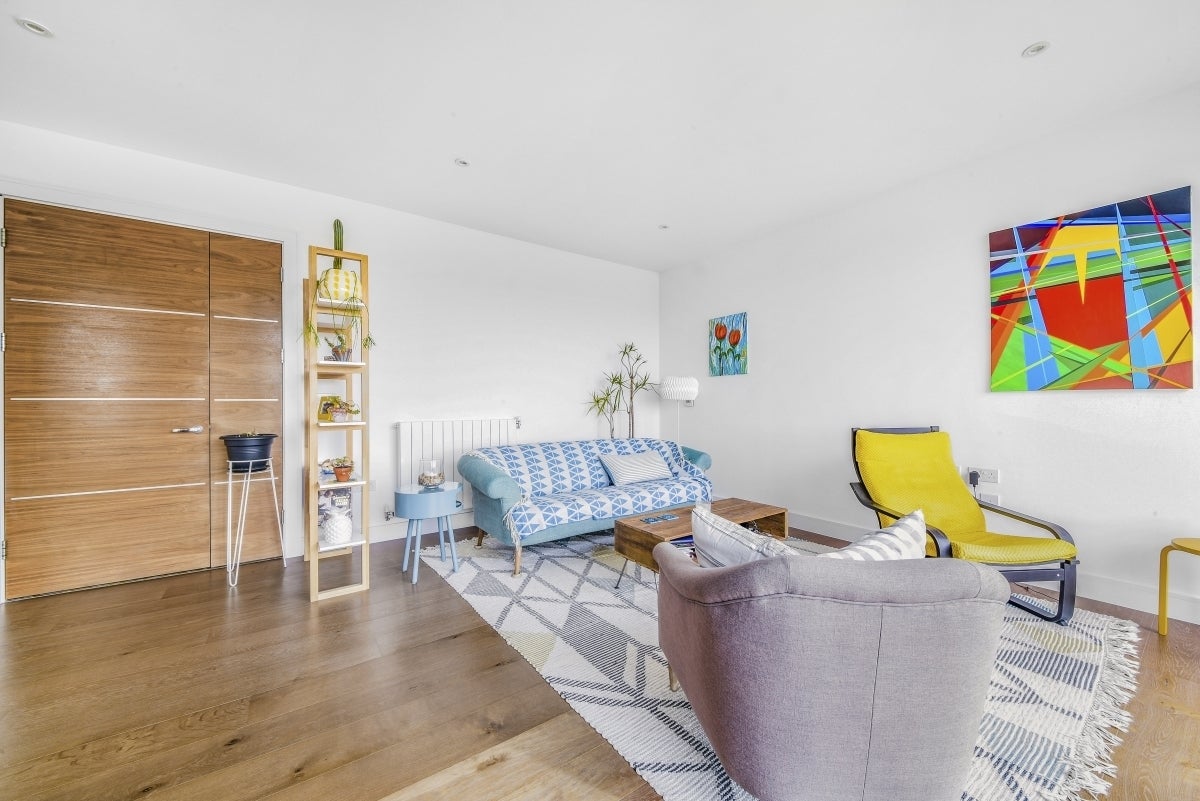 Flat Saundby Lane in Greater London