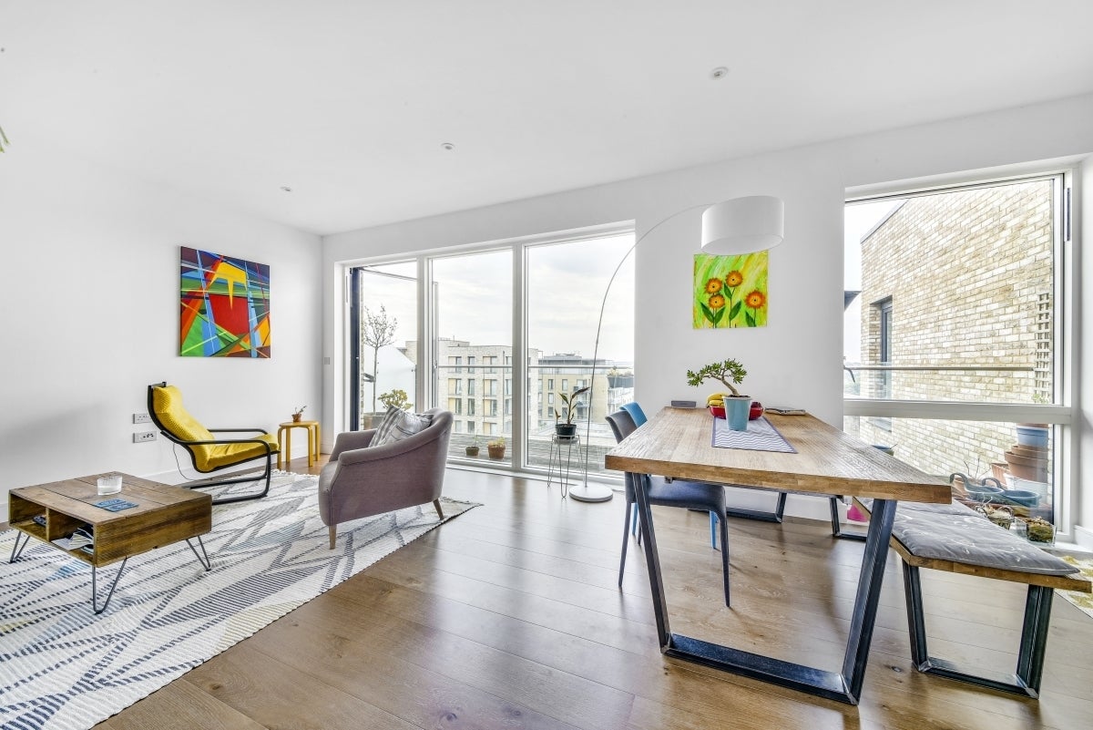 Flat Saundby Lane in Greater London