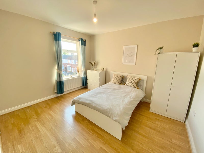 Room Raymond Street in Salford