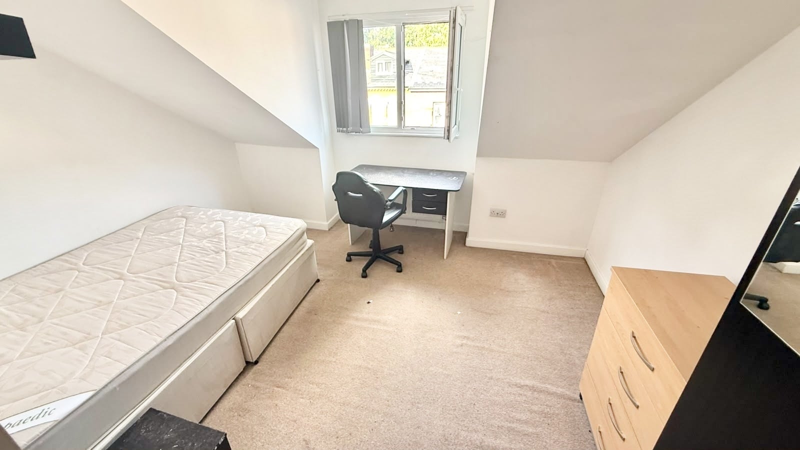 Room Heeley Road in Birmingham