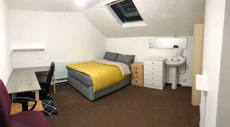 Room Beeston Road in Nottingham