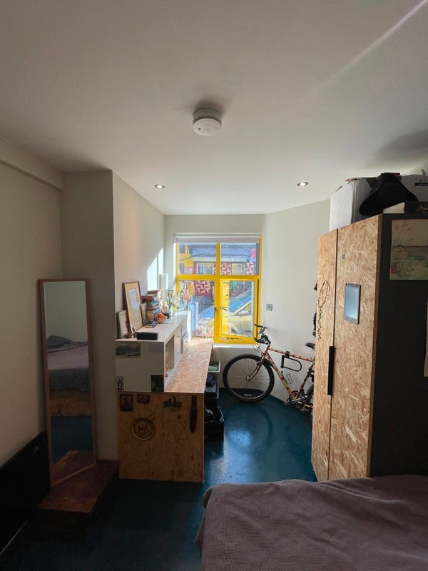 Room Overbury Road in Greater London