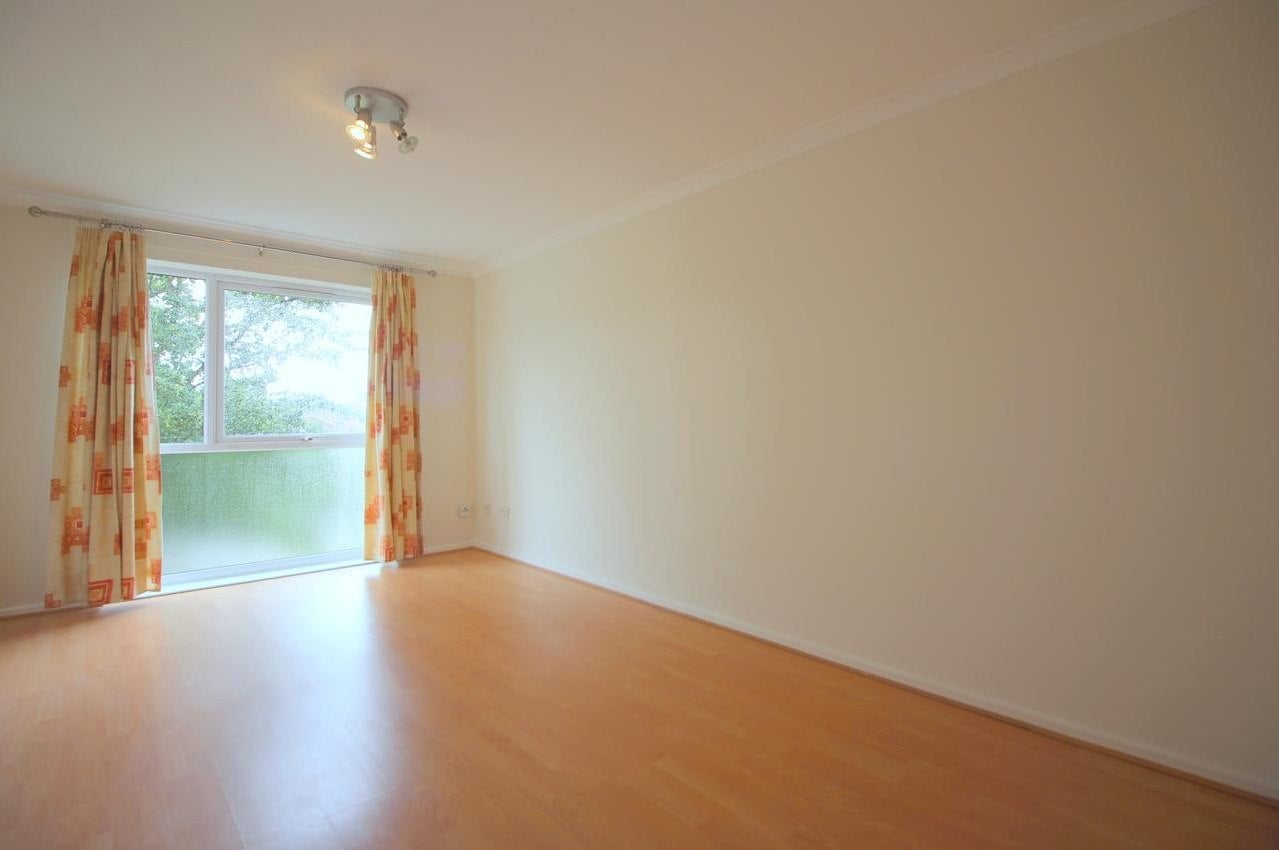 Flat Aylsham Drive in Greater London