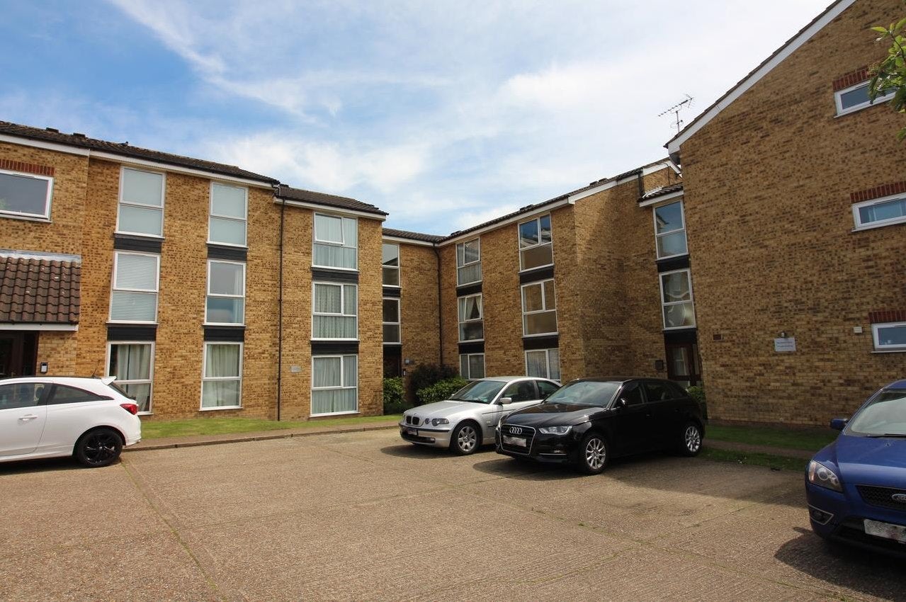 Flat Aylsham Drive in Greater London