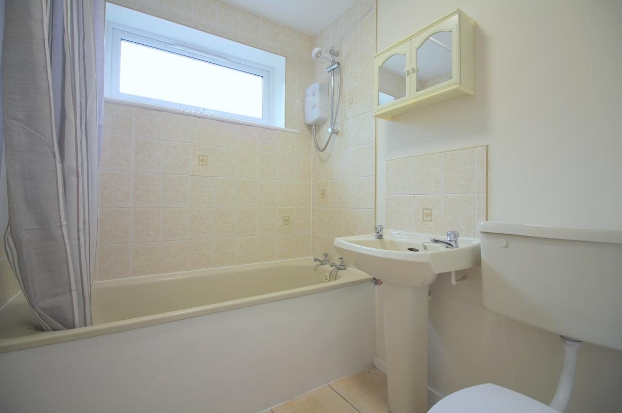 Flat Aylsham Drive in Greater London