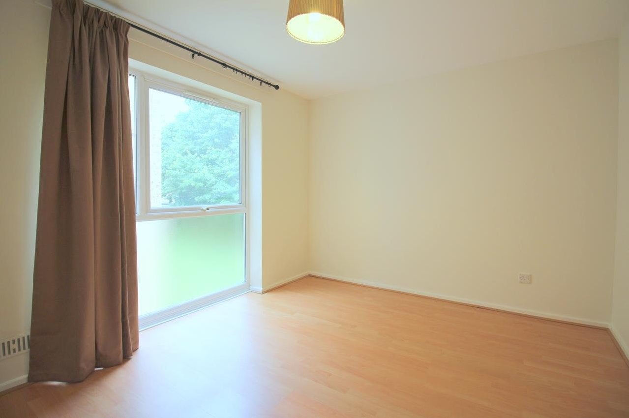 Flat Aylsham Drive in Greater London