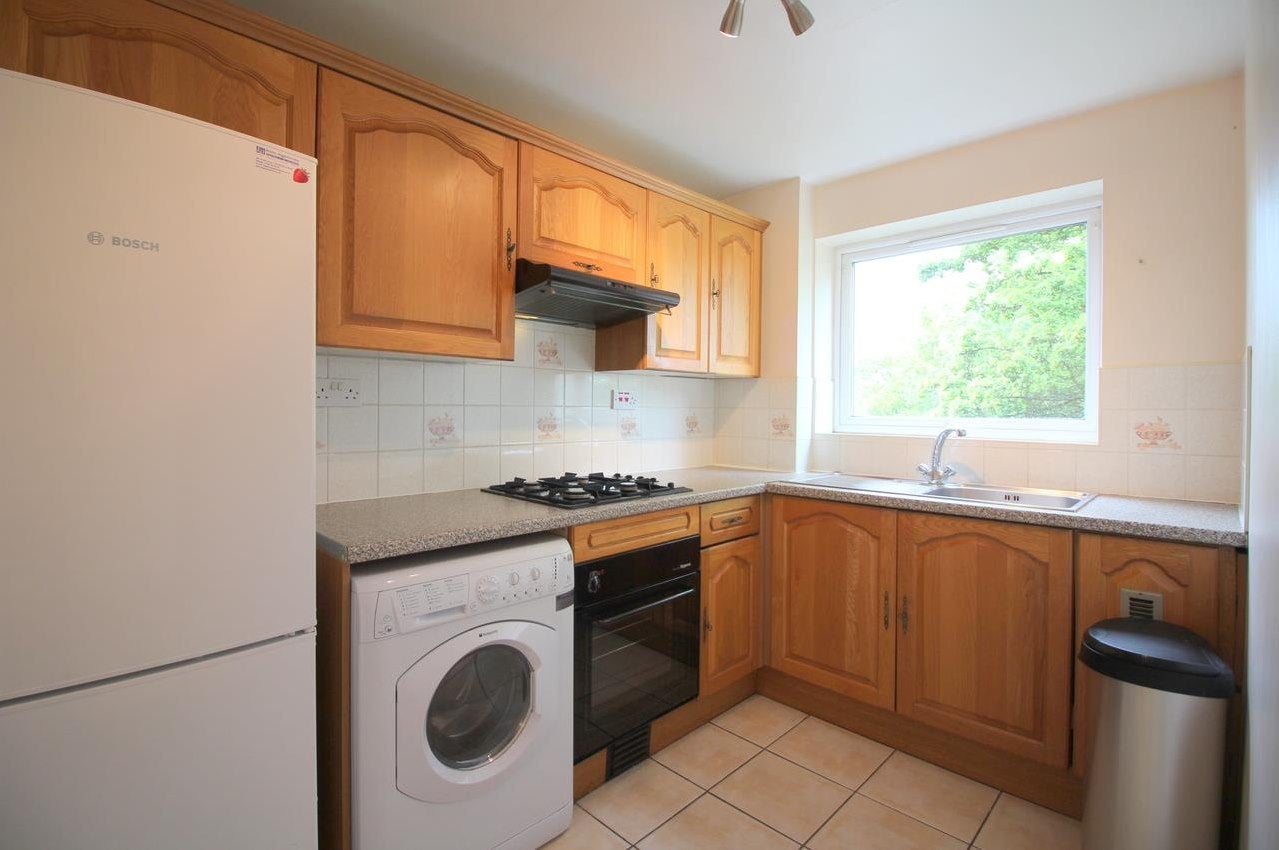 Flat Aylsham Drive in Greater London
