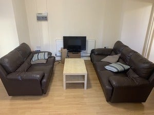 Flat Raglan Road in Leeds