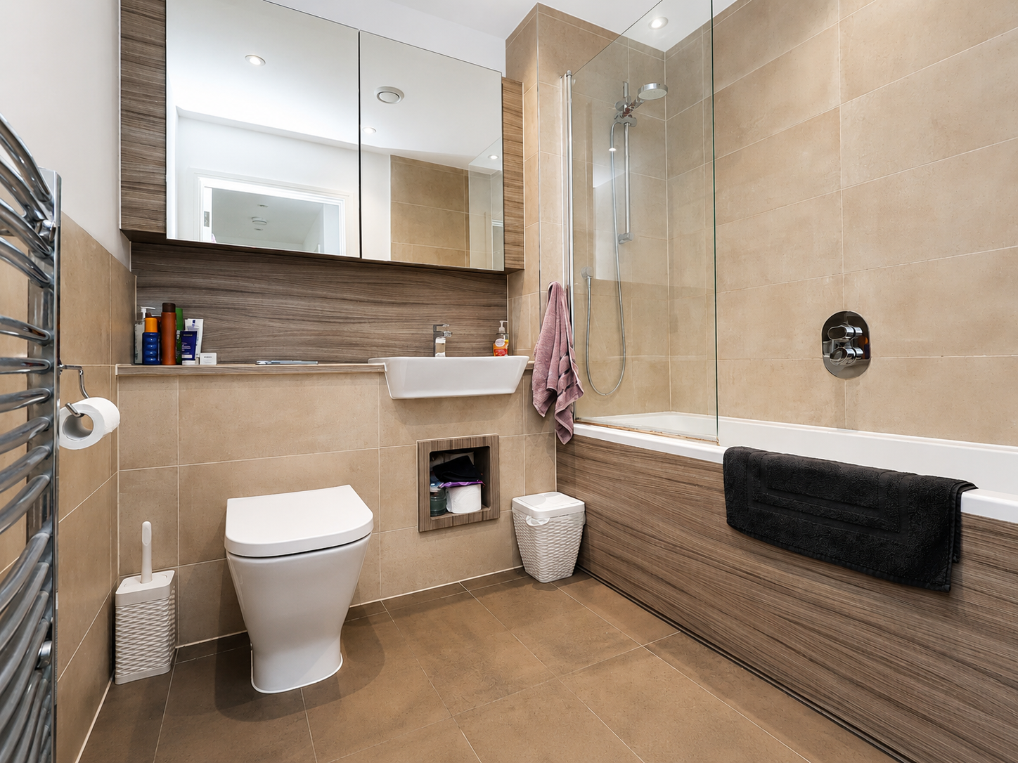 Flat Hanbury Road in Greater London