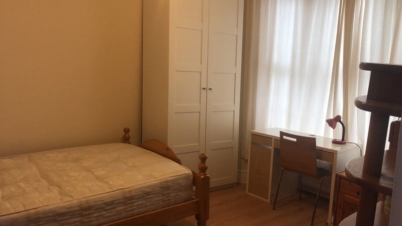 Room Leslie Road in Greater London