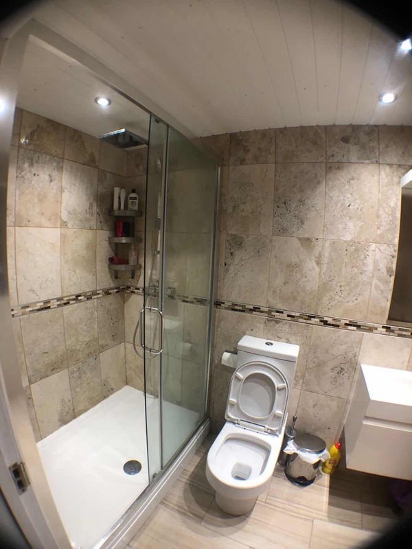 Room Leslie Road in Greater London