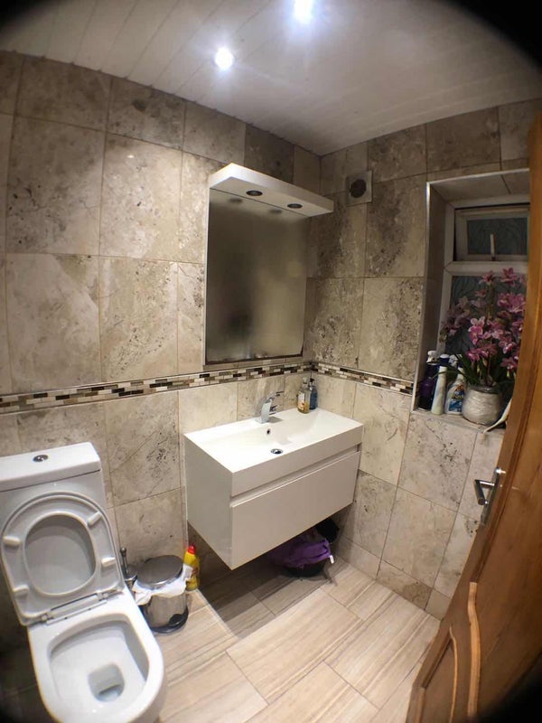 Room Leslie Road in Greater London