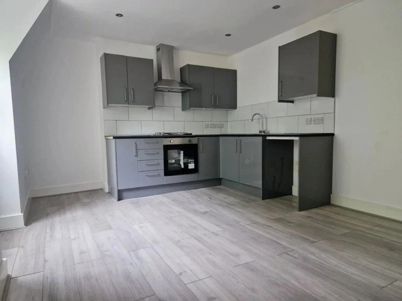 Flat Jarvis Road in Greater London