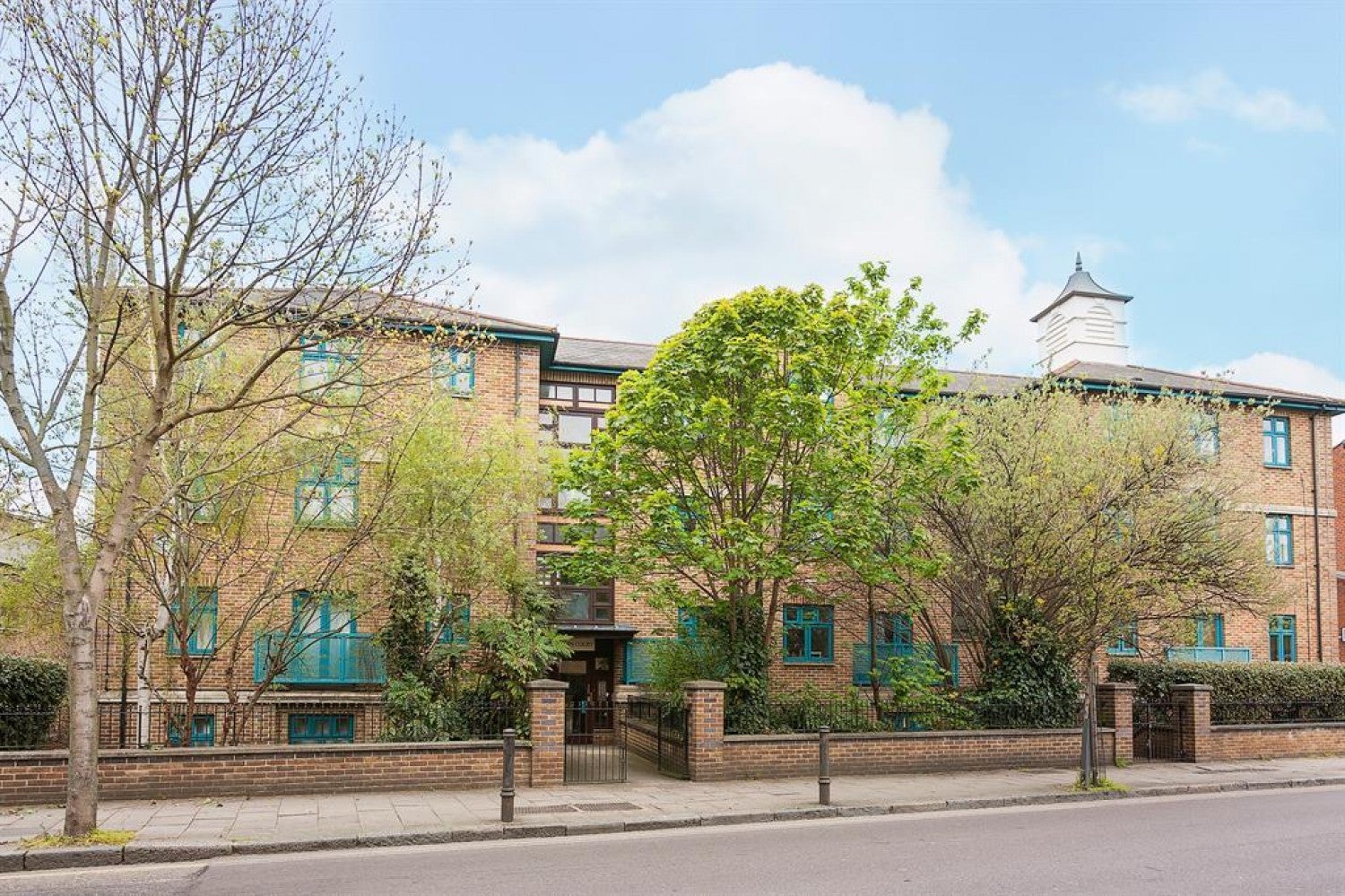 Flat Matthias Road in Greater London