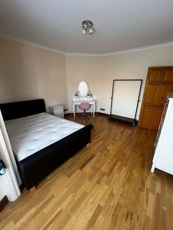 Room Dunbar Avenue in Greater London