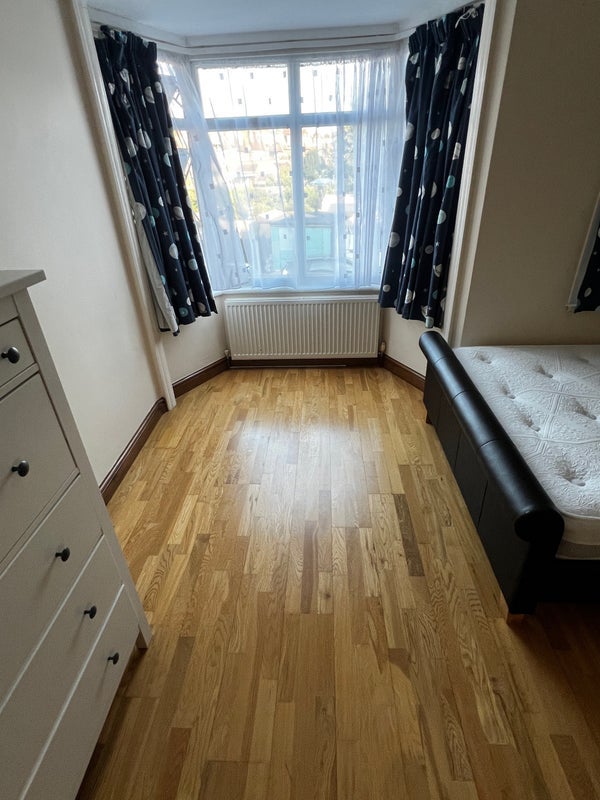 Room Dunbar Avenue in Greater London