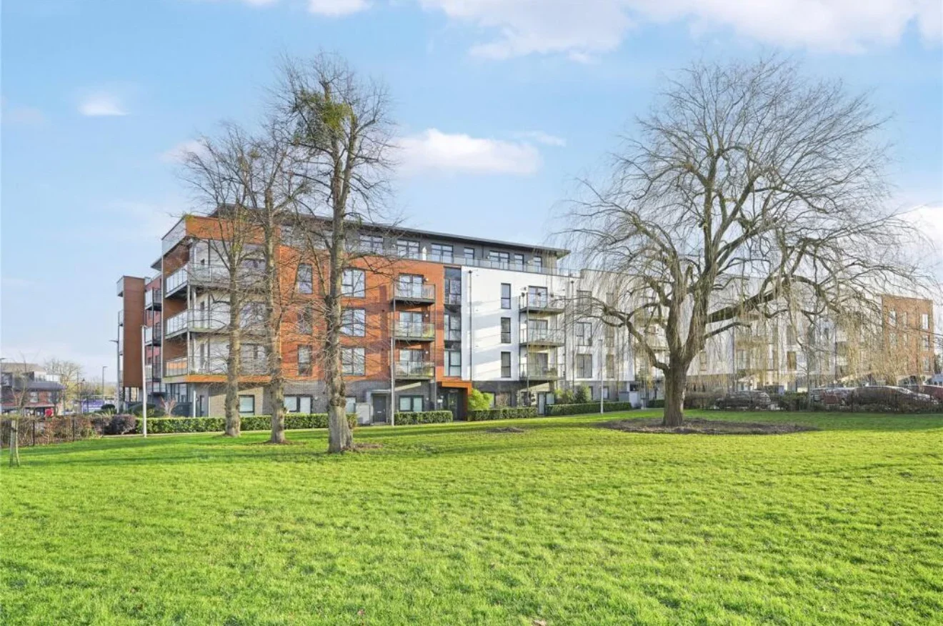 Flat St. Clements Avenue in Greater London
