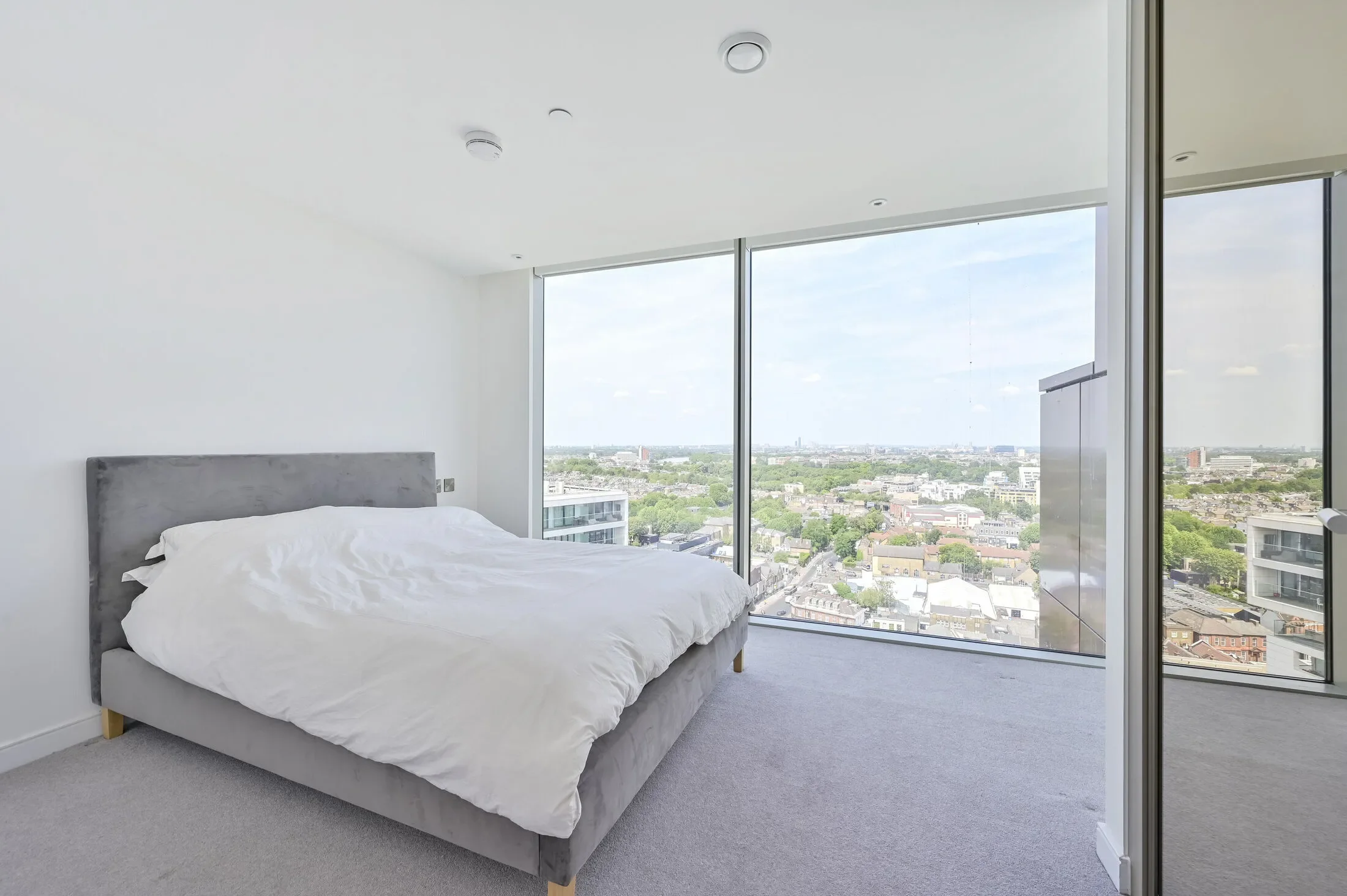 Flat Buckhold Road in Greater London
