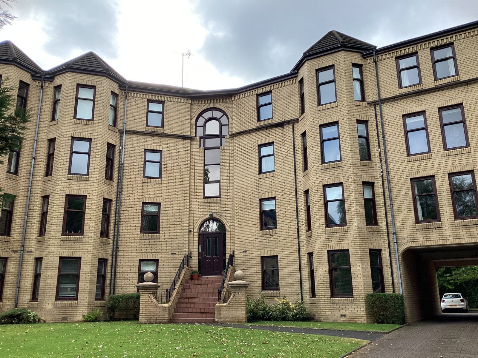 Flat Hughenden Gardens in Glasgow