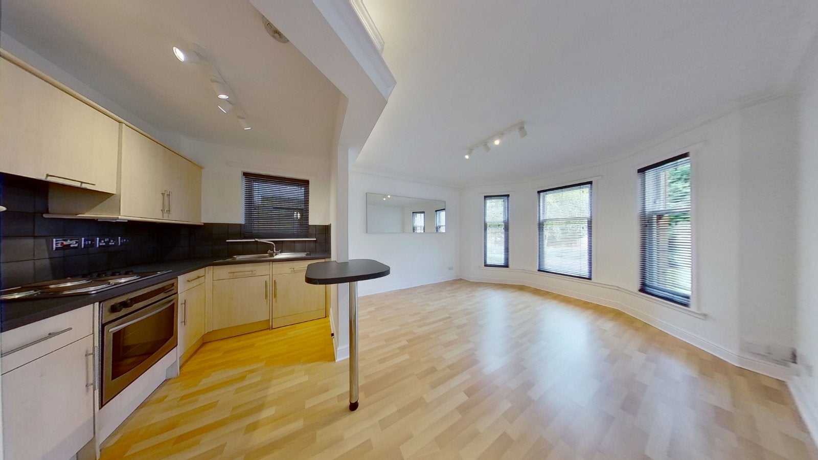 Flat Hughenden Gardens in Glasgow