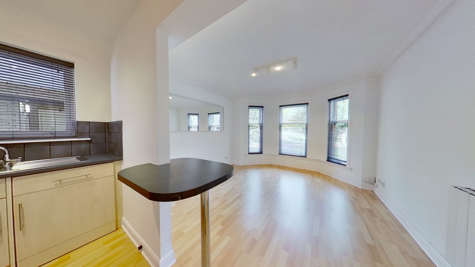 Flat Hughenden Gardens in Glasgow