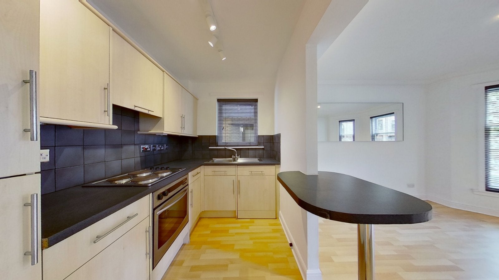 Flat Hughenden Gardens in Glasgow
