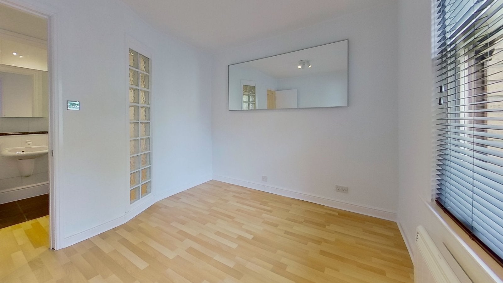 Flat Hughenden Gardens in Glasgow