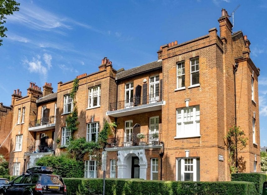 Flat Bishop's Park Road in Greater London