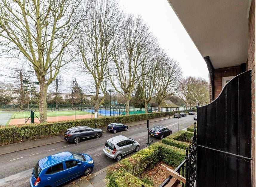 Flat Bishop's Park Road in Greater London