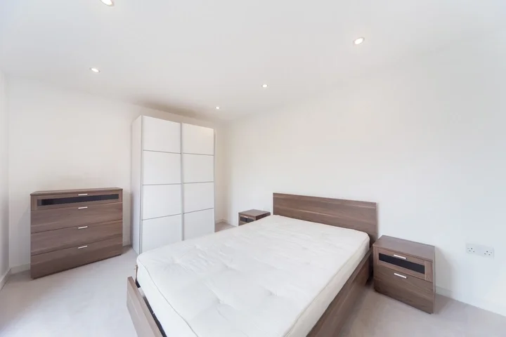 Flat Crawshay Road in Greater London