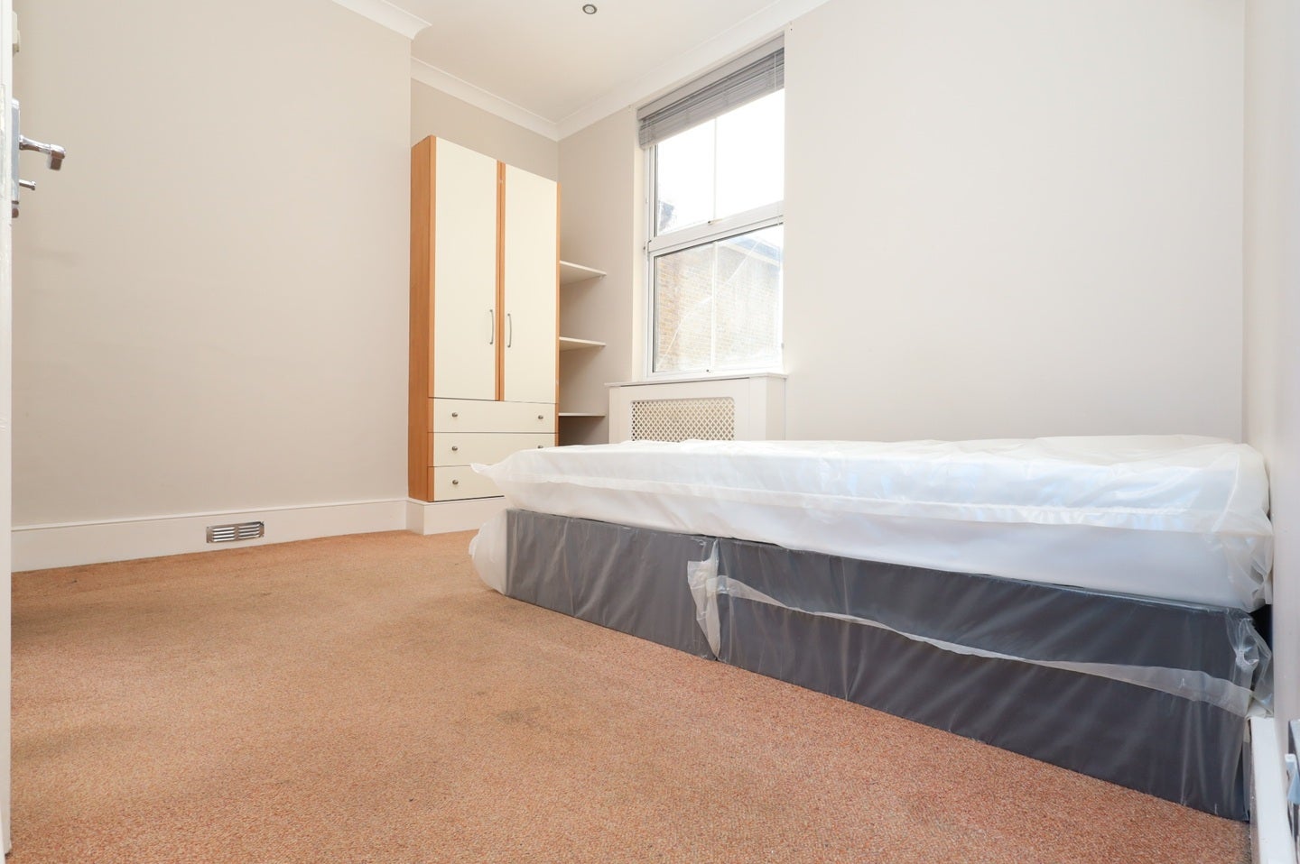 Flat Tierney Road in Greater London