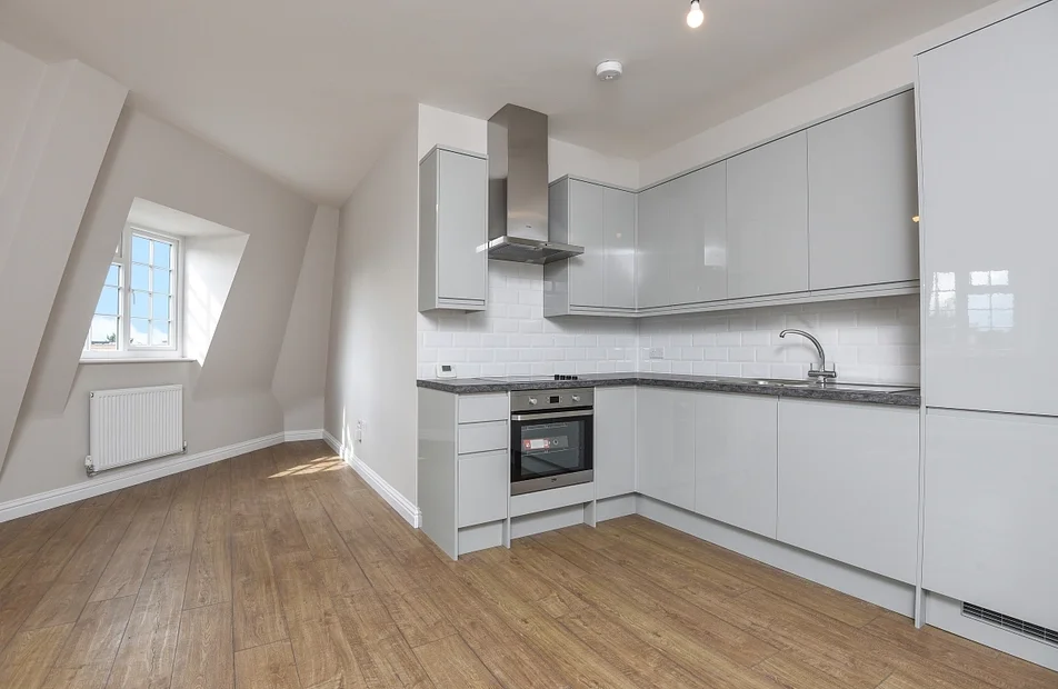 Flat Manor Drive North in Greater London