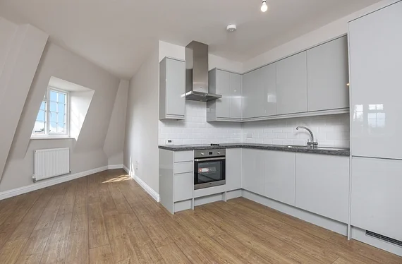 Flat Manor Drive North in Greater London