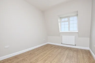 Flat Manor Drive North in Greater London
